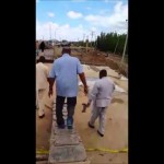 فيديو .. الرئيس السوداني بقميص” نص كم” وحذاء رياضي يتجول سيرا علي الاقدام وسط مواطني الخرطوم