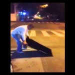 شاهد: رجل يكسر شاشة 60 بوصة بعد خروج البرازيل من المونديال