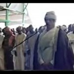 فيديو نادر .. القذافي يصلي بمئات الآلاف من النيجيريين
