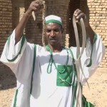 قرية سودانية تروض الثعابين