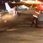 بالفيديو: طائرة أمريكية تسقط في مطار الملك خالد في الرياض