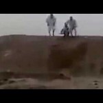 بالفيديو .. شاب سوداني يسقط في مجرى سيل بصورة مضحكة